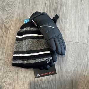 ZeroXposur Black and White Striped Hat with Gloves